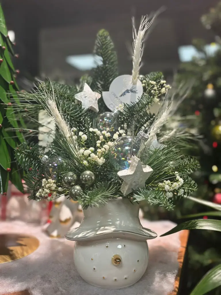 Arrangement d’hiver – Vase Bonhomme de Neige en Céramique