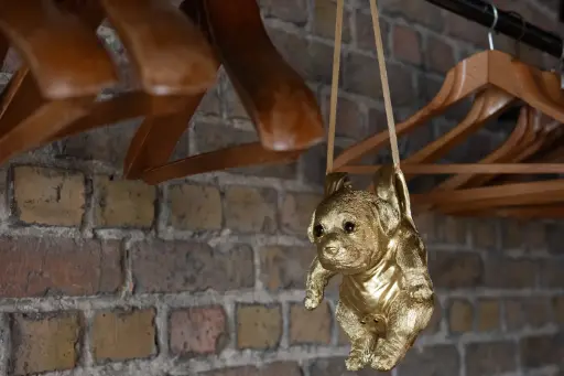 Chiot en résine dorée